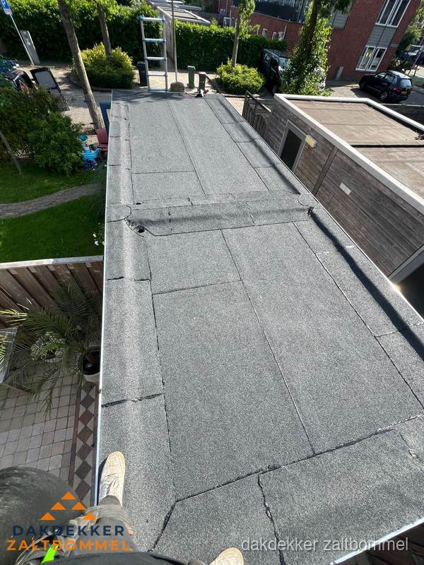 Bitumen plat dak rijtjeswoning vanuit dakdekker perspectief in Zaltbommel
