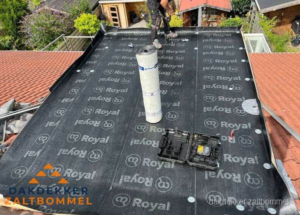 Nieuwe Royal bitumen dakbedekking op plat dak van aanbouw in Zaltbommel Nieuwe Royal bitumen dakbedekking op plat dak van aanbouw in Zaltbommel