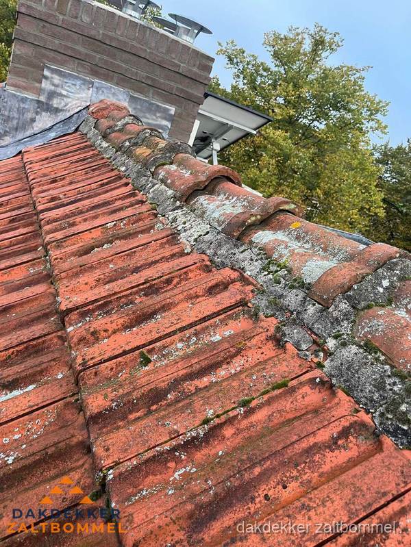 Beschadigde en verweerde nokvorst met scheuren en mos in Zaltbommel Beschadigde en verweerde nokvorst met scheuren en mos in Zaltbommel