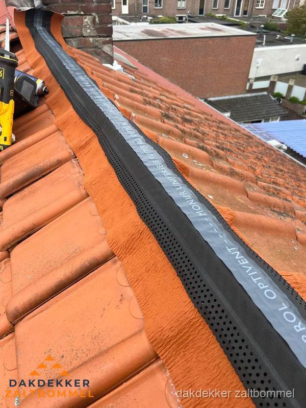 Nokventilatie installeren op hellend pannendak in Zaltbommel