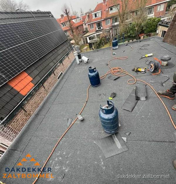 Bitumen dak reparatie op plat dak tussen dakpannen in Zaltbommel Bitumen dak reparatie op plat dak tussen dakpannen in Zaltbommel