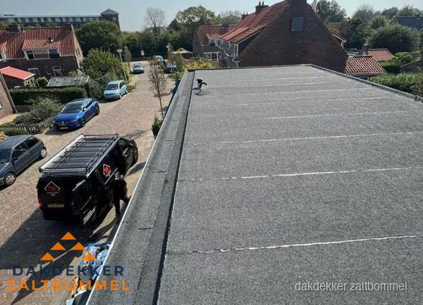 Nieuw bitumen plat dak met uitzicht over woonwijk in Zaltbommel