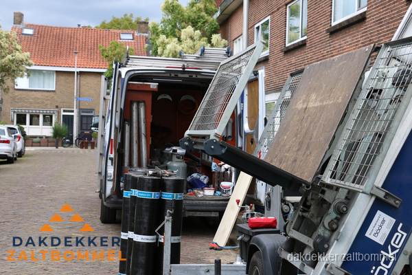 Dakdekkersbusje met materiaal en ladderlift voor dakpannen vervangen in Zaltbommel