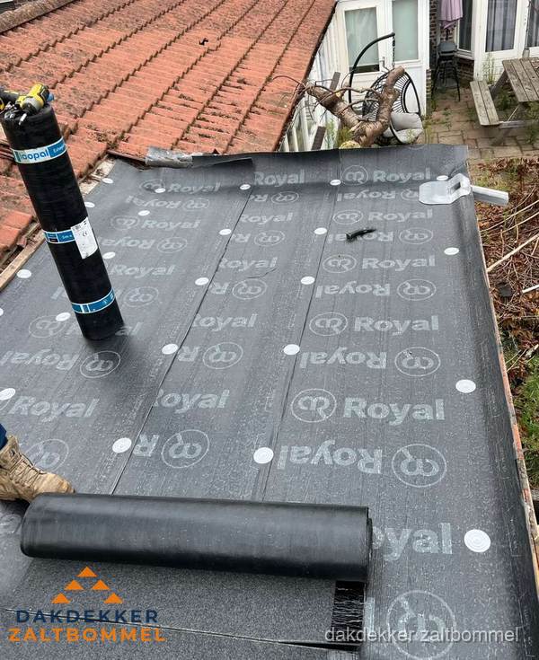 Gerenoveerd plat dak met nieuwe bitumen dakbedekking in Zaltbommel Gerenoveerd plat dak met nieuwe bitumen dakbedekking in Zaltbommel