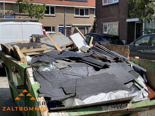 Schoorsteen renovatie met metselwerk op schuin dak in Zaltbommel Schoorsteen renovatie met metselwerk op schuin dak in Zaltbommel