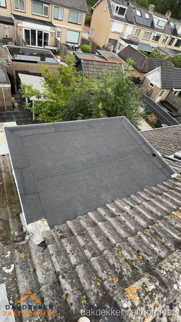 Plat dak aanbouw met bitumen dakbedekking in woonwijk Zaltbommel