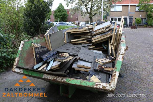 Beschadigde schoorsteen met nieuwe rookgasafvoer op oud dak in Zaltbommel Beschadigde schoorsteen met nieuwe rookgasafvoer op oud dak in Zaltbommel
