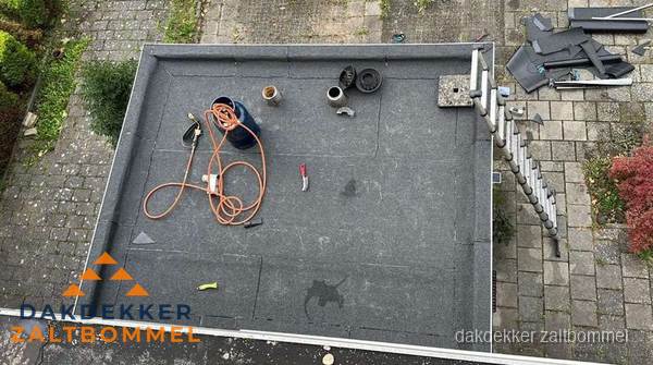 Plat dak met nieuwe bitumen bedekking in Zaltbommel