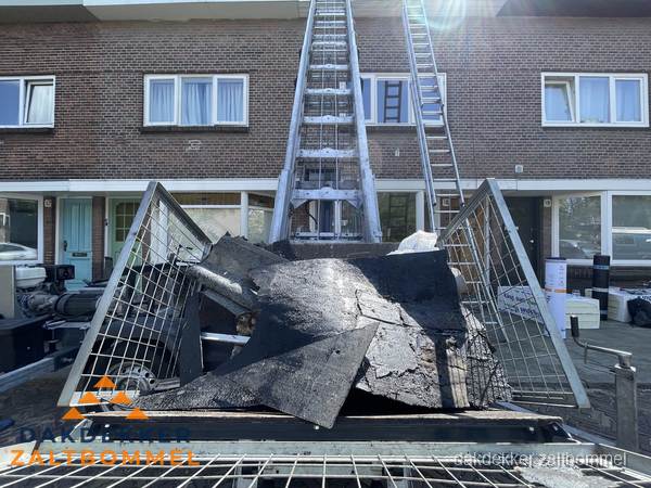 Nieuw aangebrachte bitumen dakbedekking op plat dak in Zaltbommel Nieuw aangebrachte bitumen dakbedekking op plat dak in Zaltbommel
